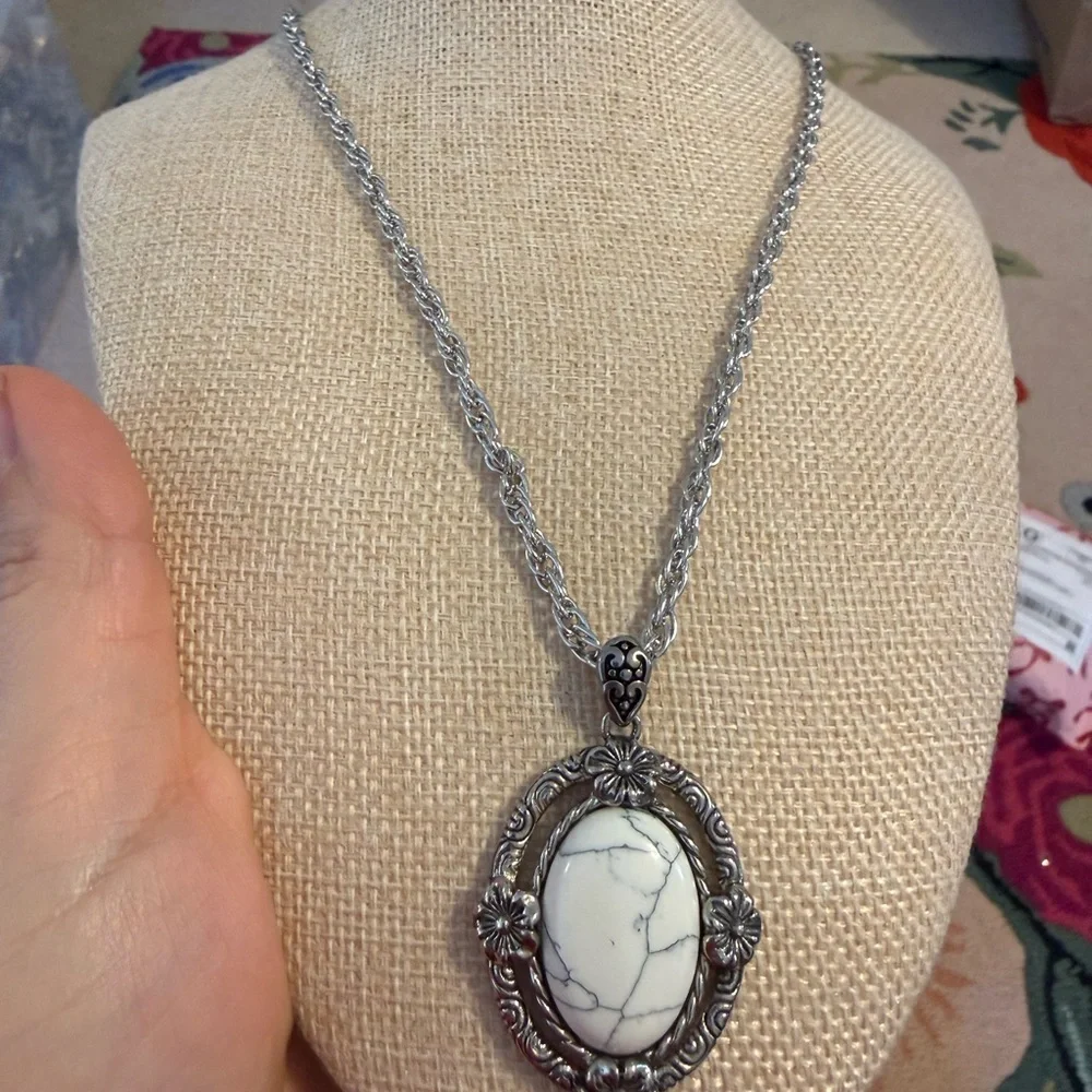 Vintage-Inspired Silver and Cream‎ Necklace Set